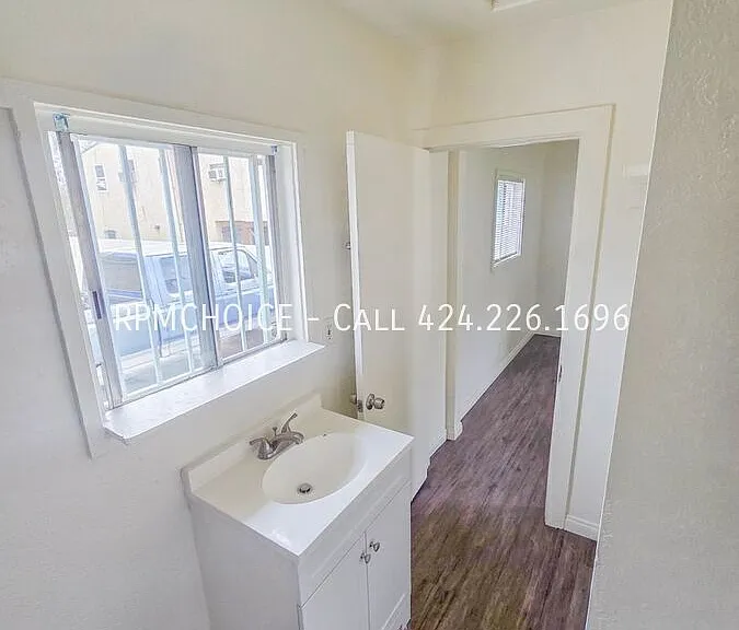 258 W 11th St — Photo 12