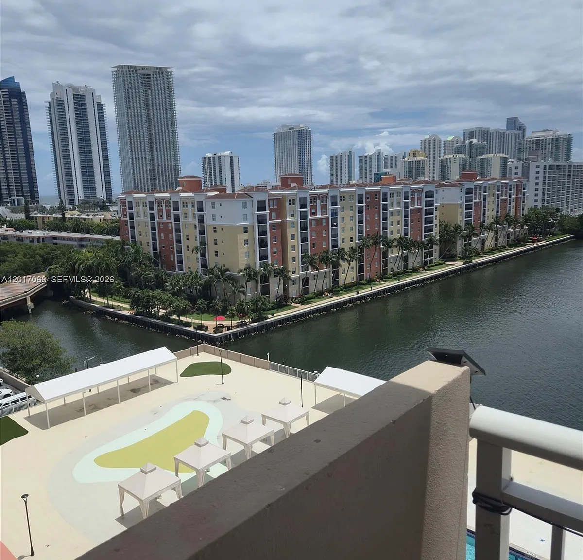 Winston Towers 100 Condo — Photo 3