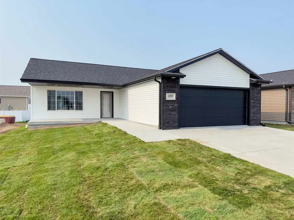2207 E 38th St, Kearney, NE 68847