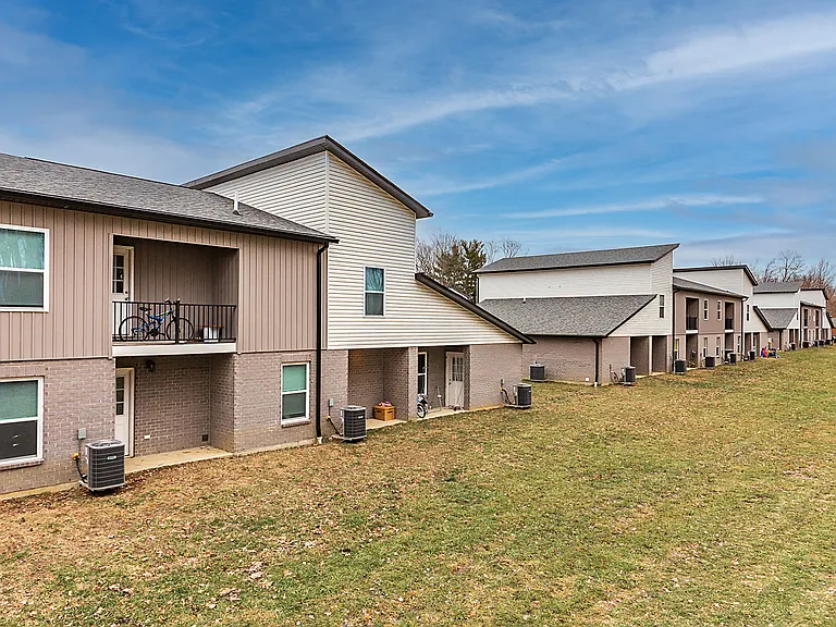 409 Court Yard Ln — Photo 5