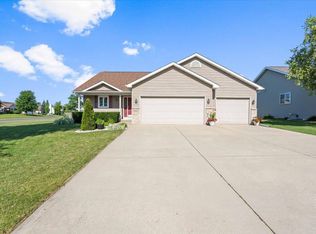 102 Kelvington Dr, Sun Prairie, WI 53590