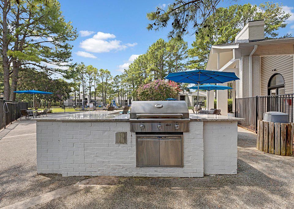 Outdoor Grill and Picnic Area