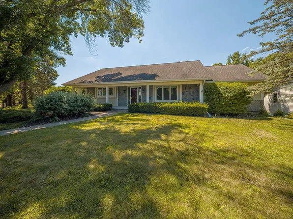 5941 Woods Edge Rd, Fitchburg, WI 53711