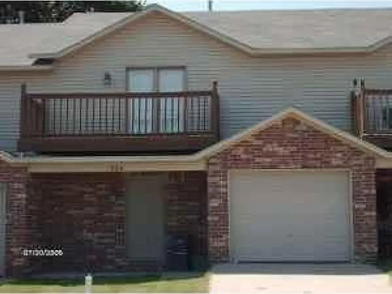 946 W Peachtree Dr — Photo 1