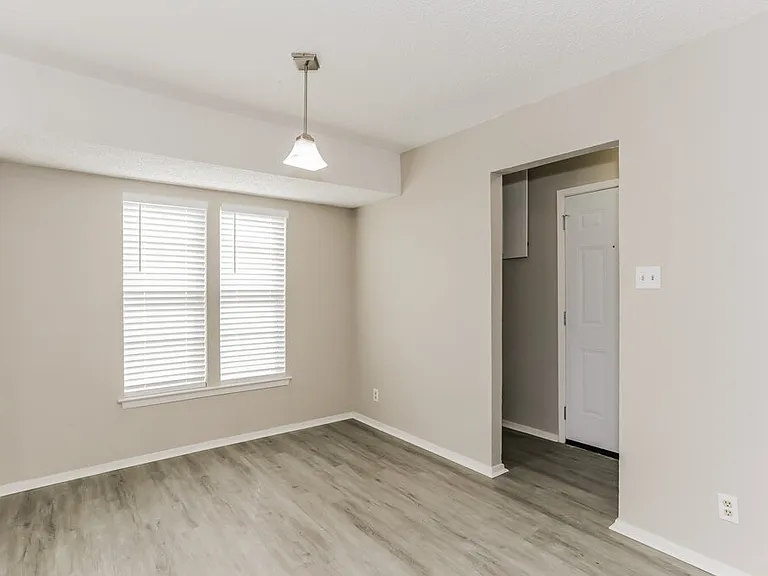 2727 Lucas Dr — Photo 6