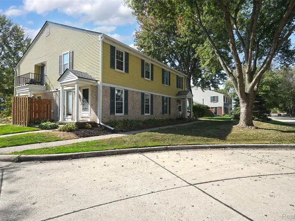 24720 Meadow Creek Dr, Harrison Township, MI 48045