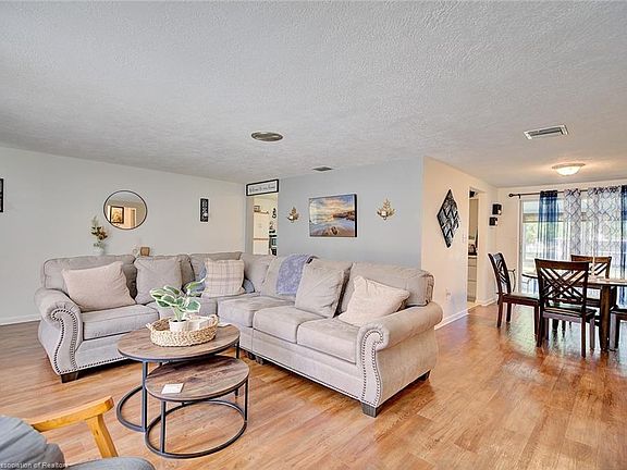 4th image of 1614 Lambeau Ave