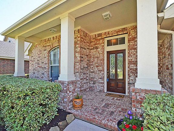 YOU WILL LOVE THIS FRONT PORCH!