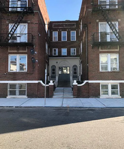 661 E 23rd St — Photo 2