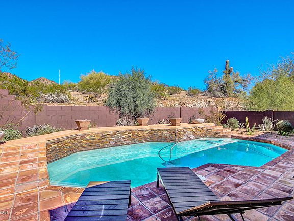 4th image of 1028 E Desert Cove Ave