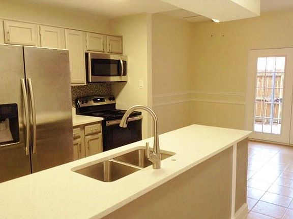 3rd image of 224 Samuel Blvd APT 6