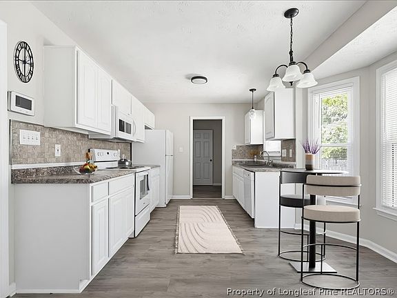 4th image of 2926 Coachway Dr