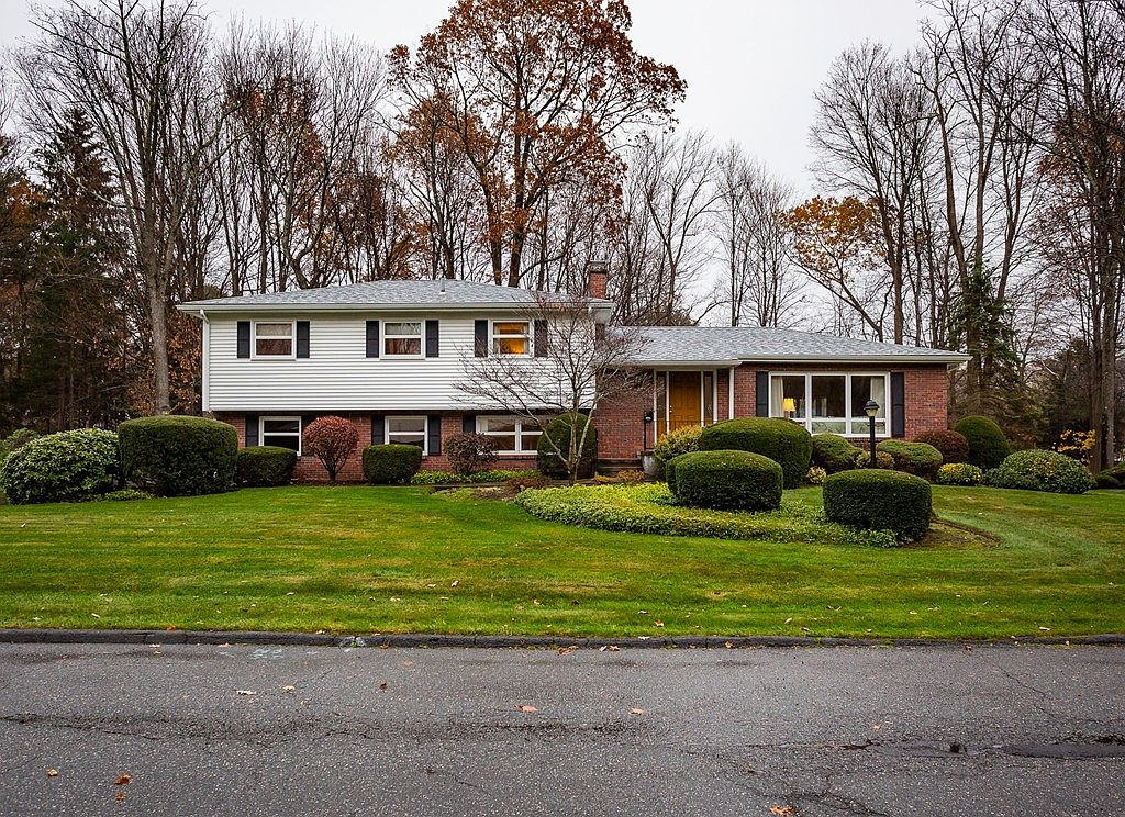 56 Longfellow Rd Holyoke Ma 01040 Mls 72590440 Zillow