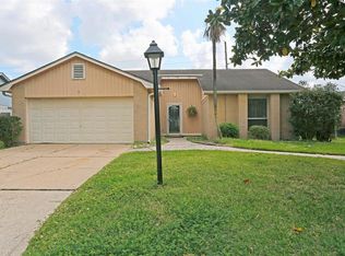2710 S Brompton Dr, Pearland, TX 77584