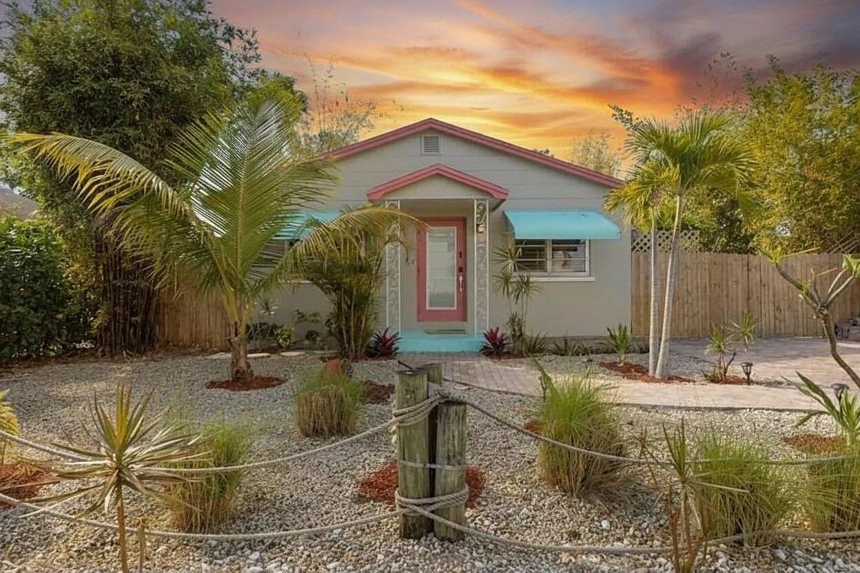 2 bed, 1.0 bath, 858 sqft, $2,800 — Photo 1