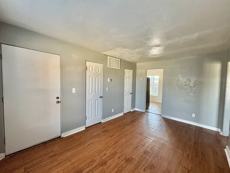 2034 NW 25th St #6 — Photo 3