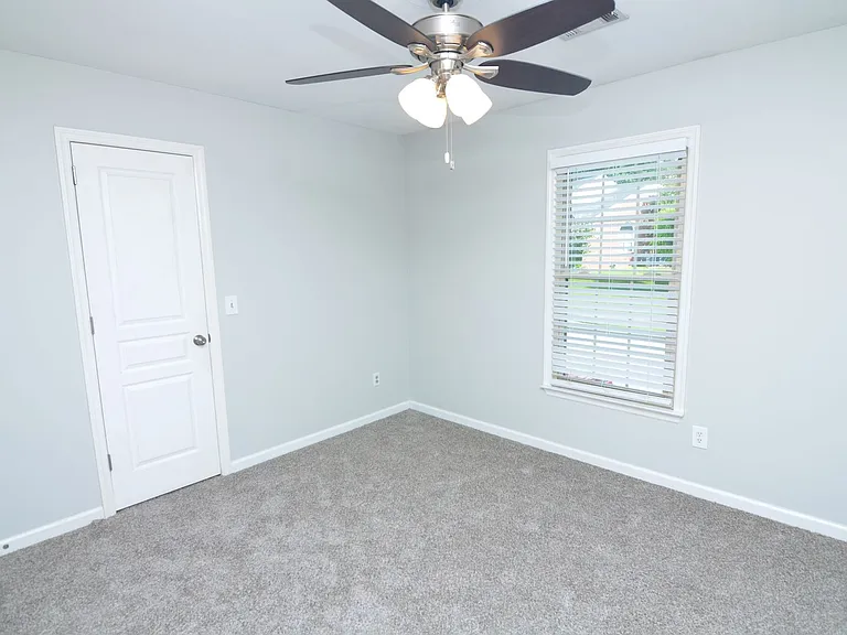 511 Prince Of Wales Ct — Photo 17