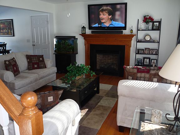 Living room w/gas fireplace 