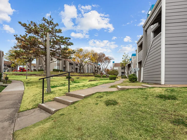 Silver Springs Apartments — Photo 33
