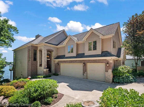 5619 Lakeview Blvd, Goodrich, MI 48438