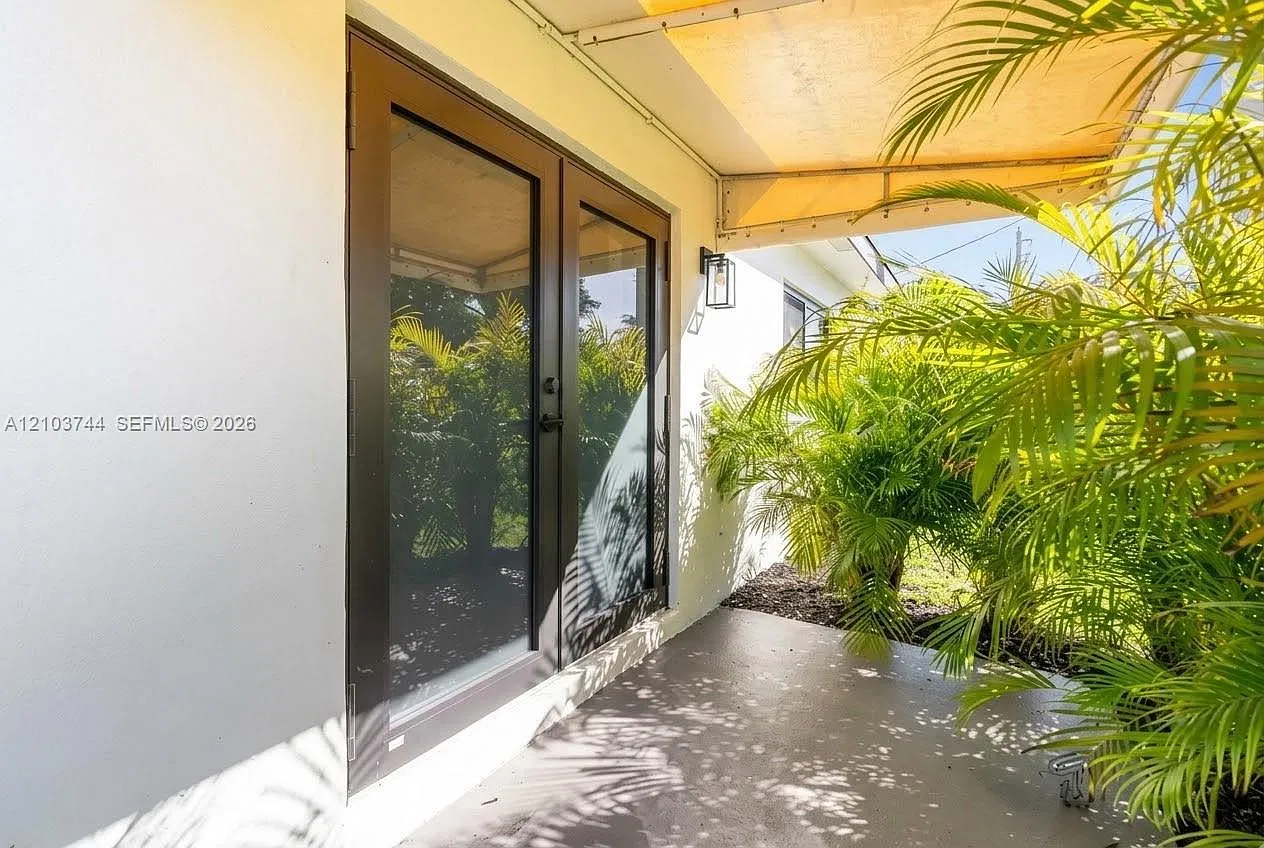 Hollywood Place — Photo 1