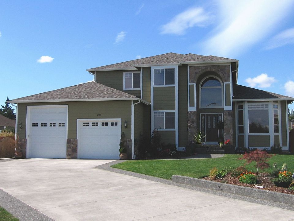 1/4 acre lot / 10,845' (3 car tandem garage)