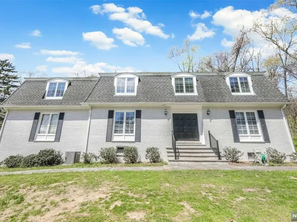 717 Sneider Ln, Franklin Lakes, NJ 07417