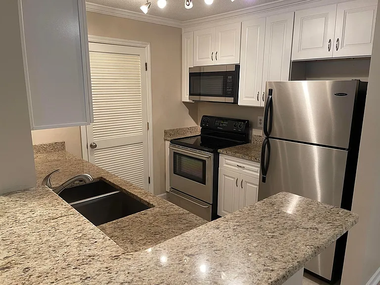 526 Granville Ct #526 — Photo 4