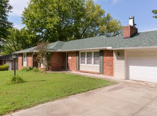 3111 S Lochlomond Dr, Springfield, MO 65804