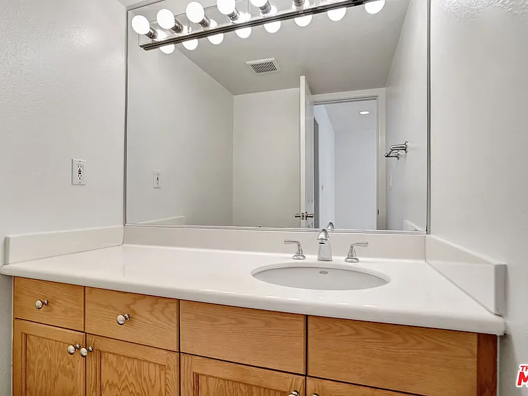 14101 Dickens St #10 — Photo 10