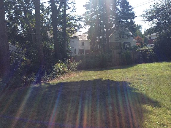 5th image of 195 Marion Ave