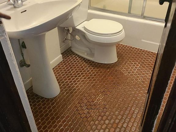 4th image of 2113 W Evergreen Ave #1