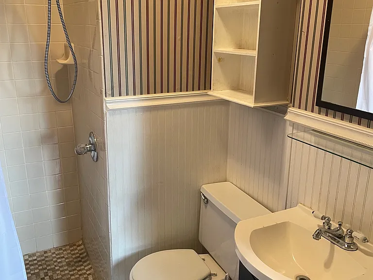 905 W Rowan St #C — Photo 7