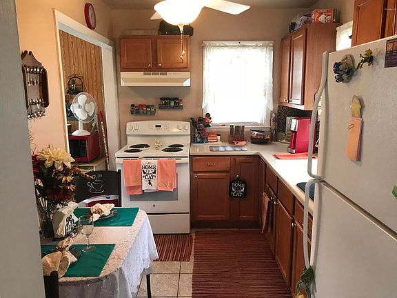 4th image of 82 Cedar Ave N