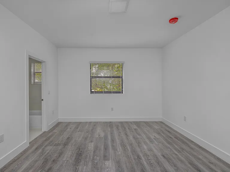 1536 Beekman — Photo 7