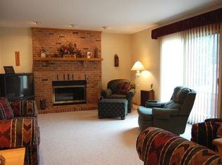 7N715 Cloverfield Cir, St Charles, IL 60175