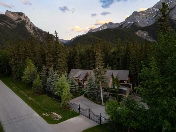 9 Mountaineer Close, Bighorn No. 8, AB T1W 2W3