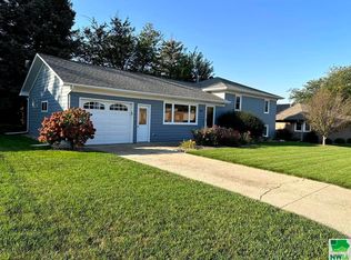 1312 5th St, Hull, IA 51239