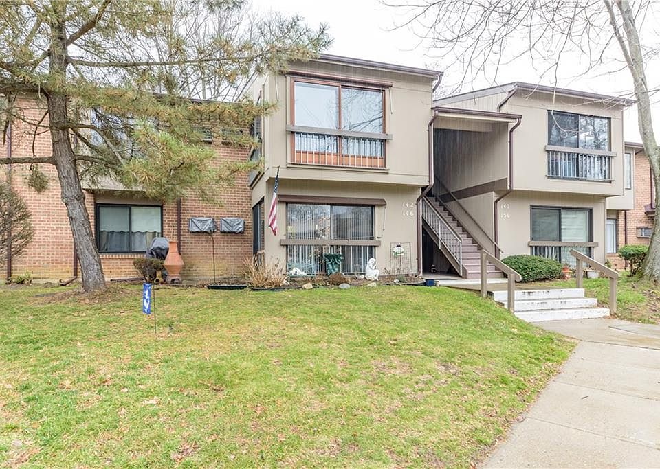 1st image of 142 Lexington Ct