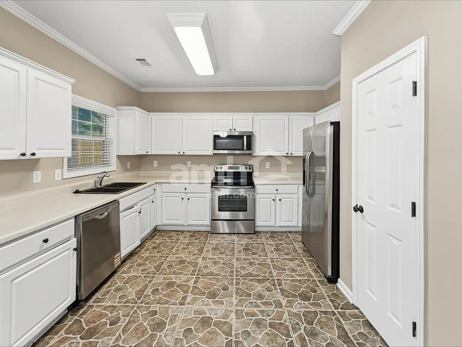 3 bed, 2.5 bath, 2142 sqft, $2,350 — Photo 3