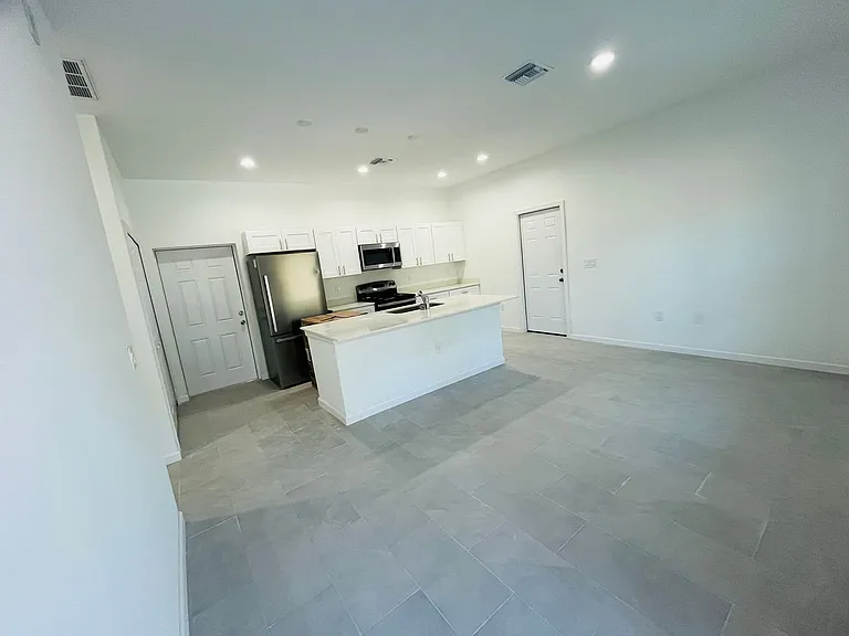 1114 Cellini St E — Photo 4