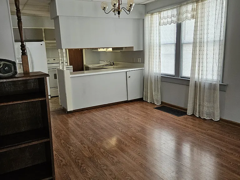 1041 W State St — Photo 3