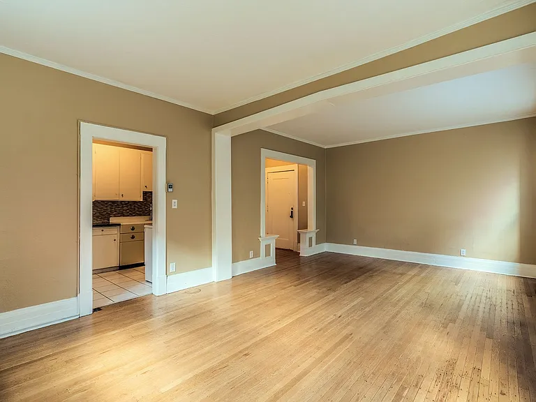 Carlyle Apartments — Photo 12