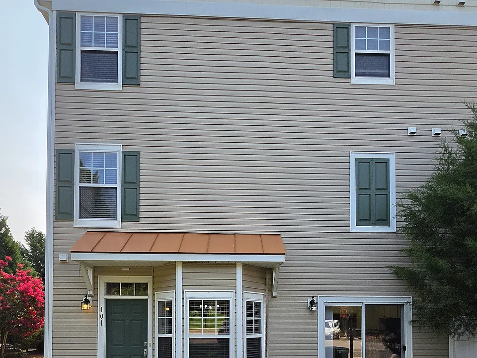 2211 Valley Edge Dr #101