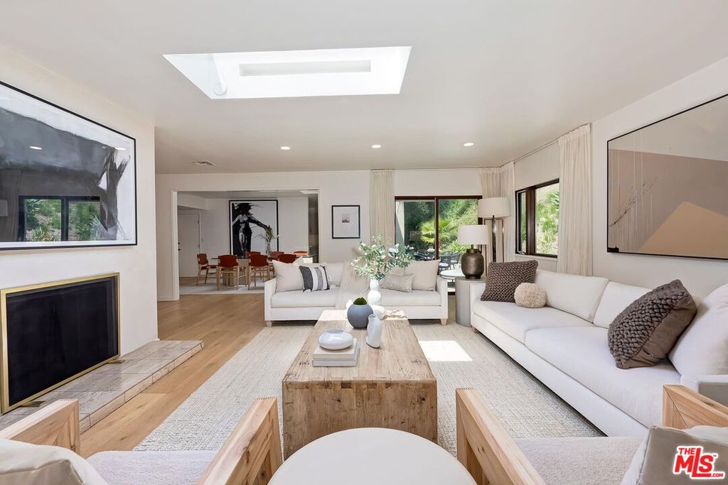 Apartment in Los Angeles - More