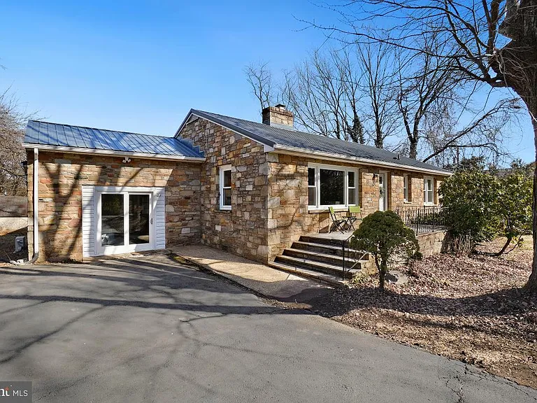 87 Fisher Ln — Photo 2