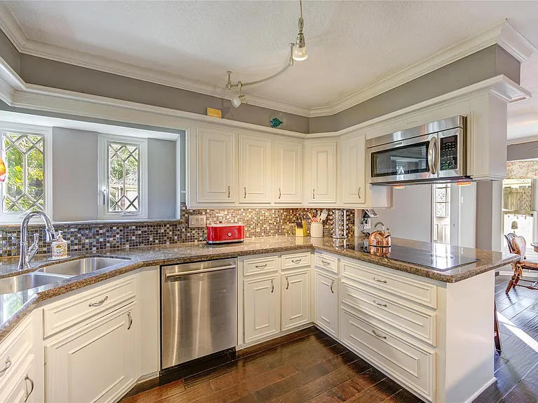 22526 Cove Hollow Dr — Photo 4