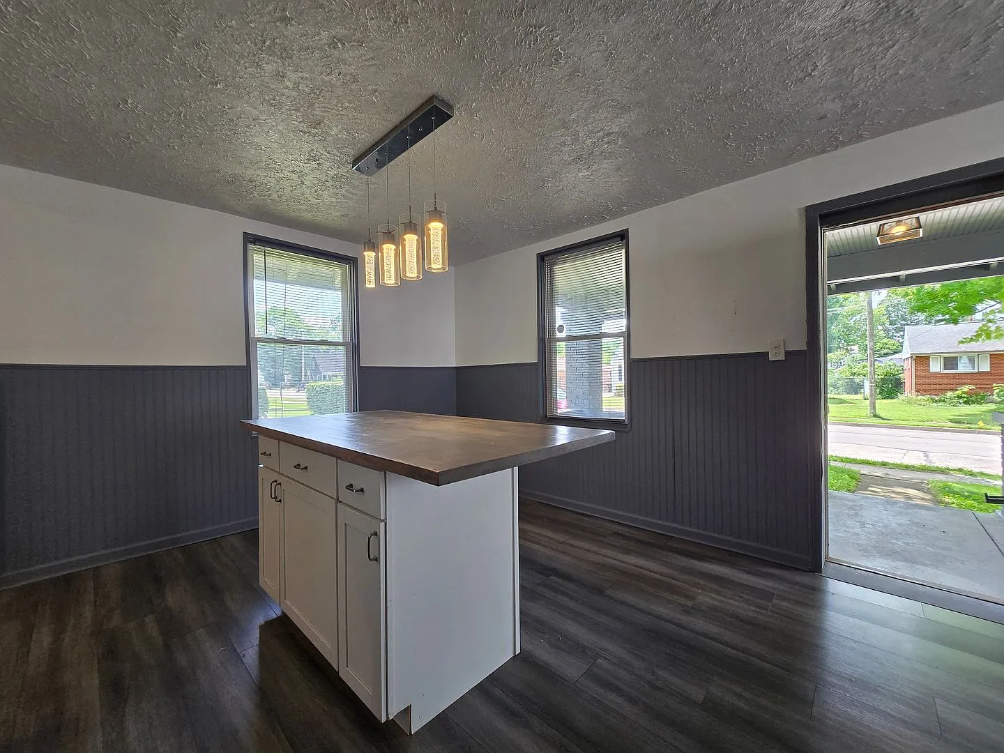 Move-In Ready Kettering Home — Photo 3
