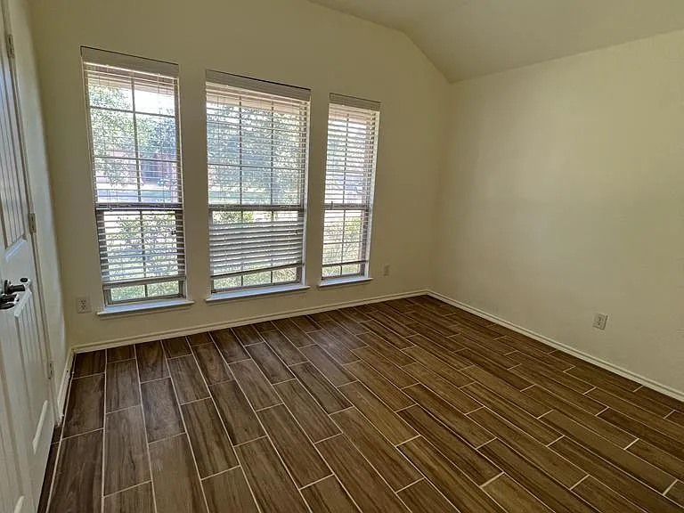 1011 Meadow Green Ct — Photo 13