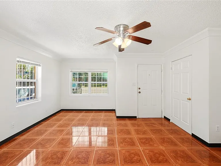 808 S Ivey Ln — Photo 6